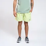 Short de baño Umbro color azul marino, confeccionado en nylon con acabado ligeramente arrugado. Presenta cintura elástica con cordón interno y logo de la marca bordado en el ruedo.