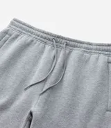 Pantalón deportivo de corte jogger, color negro, con cintura elástica ajustable mediante cordón, bolsillos laterales y puños acanalados en los tobillos. Confeccionado en tejido de algodón con interior felpudo.