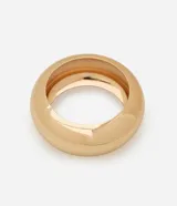 Pulsera rígida dorada de metal.