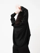 Camisa color ladrillo de corte amplio y mangas largas, con cuello camisero y cierre frontal con botones.