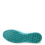 Championes de fútbol Umbro Vibe TF, color verde agua con detalles en blanco. Diseñados para césped sintético, cuentan con suela con tapones pequeños para mayor tracción y estabilidad.