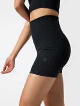 Short deportivo negro de tiro alto con bolsillo en el lateral izquierdo, confeccionado con tecnología Aloe Vera para mayor suavidad.