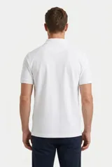 Remera polo de manga corta color negro, confeccionada en 100% algodón, con cuello clásico y cierre frontal de tres botones.