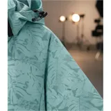 Campera cortaviento impermeable de la marca Uniteduy, color negro con estampado sutil de hojas. Cuenta con capucha, cierre frontal, tres bolsillos externos y uno interno. Es una prenda ultra liviana y transpirable, ideal para actividades al aire libre.