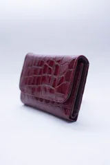 Billetera negra de cuero con textura tipo cocodrilo, con múltiples ranuras para tarjetas y billetes.