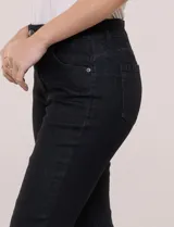 Jean recto de tiro alto de la marca Ruby Rd, color negro, confeccionado en denim elastizado. Cuenta con diseño clásico de cinco bolsillos, presillas para cinturón y cierre frontal con botón y cremallera.
