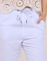 Pantalón de algodón color beige de corte recto, con pretina elastizada, cordón de ajuste y bolsillos laterales.