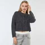 Chaqueta cropped de punto color gris oscuro, con cuello redondo, manga larga y cierre frontal con botones.