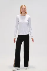 Cardigan de algodón color gris melange, con cuello redondo, cierre frontal con botones y mangas largas.