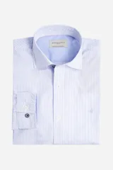 Camisa de manga larga con diseño de rayas verticales finas en color celeste y blanco. Presenta cuello italiano, cierre frontal con botones y logo bordado en el pecho. El interior del cuello y los puños cuentan con un detalle en tela de color azul sólido.