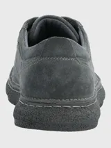 Sneaker de hombre confeccionado en descarne color gris, con cierre de cordones y suela de goma texturizada.