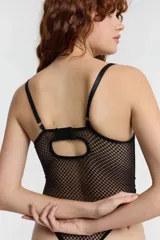 Body color rosa viejo con breteles finos, escote con detalle de encaje y laterales de red.