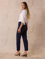 Pantalón de vestir corte recto, largo al tobillo, color blanco. Pretina con broche interno y cierre. Delantera con bolsillos.