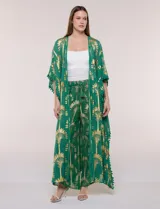 Kimono largo de viscosa color verde con estampado metalizado dorado de palmeras, mangas anchas, detalles de pompones en los bordes y diseño abierto.