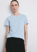 Camiseta básica de algodón en color celeste, con cuello redondo y mangas cortas.