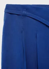 Pantalón de vestir de corte recto y tiro medio, confeccionado en tejido de lyocell. Presenta cierre delantero con cremallera, doble gancho y botón interior, además de trabillas y un cinturón tipo lazo en la cintura.