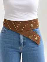 Faja de gamuza color marrón chocolate, de diseño ancho con cruce asimétrico frontal, decorada con tachas metálicas doradas y botones decorativos.
