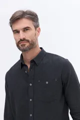 Camisa de manga larga confeccionada en viyela de algodón, con cierre frontal de botones y bolsillo en el pecho. Presenta un diseño clásico de calce cómodo y textura suave.