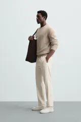 Pantalón regular fit color negro de tejido con viscosa, con cintura elástica ajustable con cordón, bolsillos frontales y traseros.