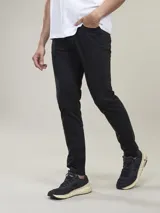 Pantalón de calce comfort confeccionado en tejido sateen con algodón y spandex. Terminación peach touch y teñido garment dye que aporta suavidad y un acabado único.