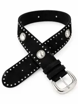 Cinto ancho color negro, con tachas plateadas a lo largo de los bordes y apliques circulares con pedrería brillante. Cuenta con hebilla metálica plateada.