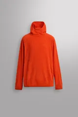 Sudadera de corte regular fit confeccionada en tejido polar con textura efecto pelo. Presenta cuello subido con capucha integrada, manga larga ranglán y acabados con cinta elástica. El bajo es asimétrico, siendo más largo en la parte posterior.
