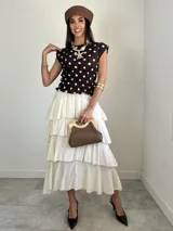 Falda larga de algodón color blanco, de diseño escalonado con múltiples volados y cintura elastizada.