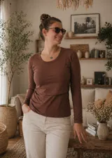 Remera de manga larga color marrón, confeccionada en algodón elastizado. Presenta un diseño con solapa frontal superpuesta, ideal para lactancia, con cuello redondo y corte recto.