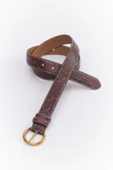 Cinto de cuero sintético con estampado de piel de serpiente en tonos rojo y negro, hebilla metálica dorada y costuras blancas.