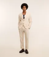 Pantalón de vestir color beige, de corte recto, confeccionado en lino y viscosa. Presenta cintura con trabillas, bolsillos laterales y traseros.