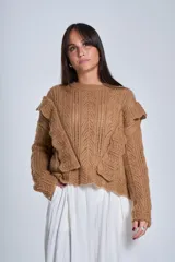 Sweater color camel de tejido calado con volados laterales y mangas largas.