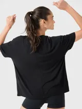 Remera negra oversize de tela fresca y cómoda, con logo pequeño en el pecho.