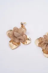 Aros colgantes con diseño floral, compuestos por pétalos metálicos dorados y una flor central de tela blanca semitransparente.