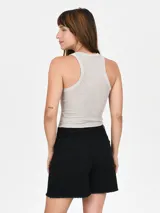 Musculosa de tejido acanalado color rosado, con cuello redondo y diseño sin mangas.