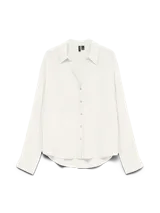 Camisa de manga larga en color blanco, con cuello camisero y cierre frontal de botones.