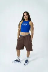 Musculosa corta azul con cuello y sisas con ribete marrón, de algodón elastizado y corte ajustado. Estampado frontal con texto "Hermod ART IS YOU".