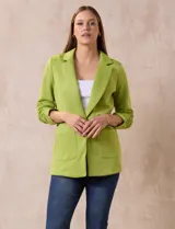 Blazer Robert Louis color blanco, con cuello con solapa y abertura central con botón. Delantera con bolsillos. Manga ¾ con frunce.