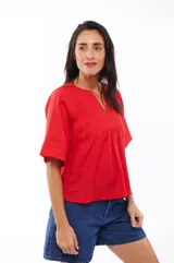 Blusa roja de mangas 3/4 y escote en V.