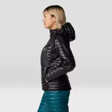 Campera técnica con capucha, de diseño acolchado y acabado brillante en color negro. Cuenta con cierre frontal completo, bolsillo con cremallera en el pecho, bolsillos laterales y puños elásticos. Fabricada con tejido antidesgarro de nailon y aislamiento sintético ThermaCloud AF.