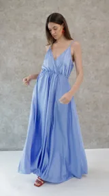 Vestido solera largo de seda color fucsia, con escote en V pronunciado en el frente y la espalda, y cintura elastizada.