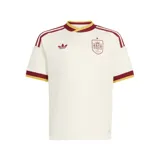 Camiseta de fútbol Adidas de la segunda equipación de la selección de España, color blanco con detalles en bordó y amarillo en cuello, hombros y mangas. Incluye el logo trébol de Adidas y el escudo de la selección bordados en el pecho.
