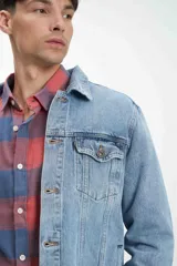 Campera de jean unisex con calce clásico, diseño de lavado claro, cierre frontal con botones metálicos y bolsillos con solapa en el pecho.