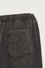 Pantalón jogger balloon fit de hombre, color negro con efecto lavado, confeccionado en algodón con interior afelpado. Cuenta con cintura elástica, bolsillos laterales y detalle de bolsillos traseros.