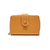 Billetera de tamaño mediano en color camel, confeccionada en material símil cuero con textura granulada. Presenta un cierre de solapa con broche decorado con una flor en relieve y el logo de la marca XL en la parte frontal.