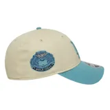 Gorra New Era 9Forty M-Crown de los Los Angeles Dodgers, color beige con visera celeste y logo del equipo bordado en celeste.