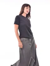 Remera blanca de manga corta con cuello redondo, destacada por apliques bordados con lentejuelas en los hombros.