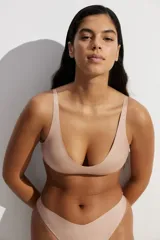 Pack de tres bombachas colaless de microfibra color beige, de tiro bajo con cintura en V y refuerzo interior. Los ribetes están cortados con láser para un efecto invisible bajo la ropa.