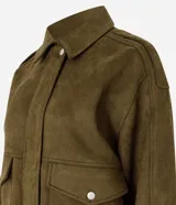 Campera de gamuza sintética color marrón, con cuello inglés, cierre frontal con botones metálicos, bolsillos delanteros y elástico en el bajo y puños.