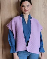 Chaleco tejido de punto color lila, sin mangas y con cuello abierto.