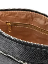 Cartera bandolera color negro con textura efecto reptil y acabado en charol. Cuenta con un bolsillo exterior frontal con cierre, herrajes plateados y correa ajustable.